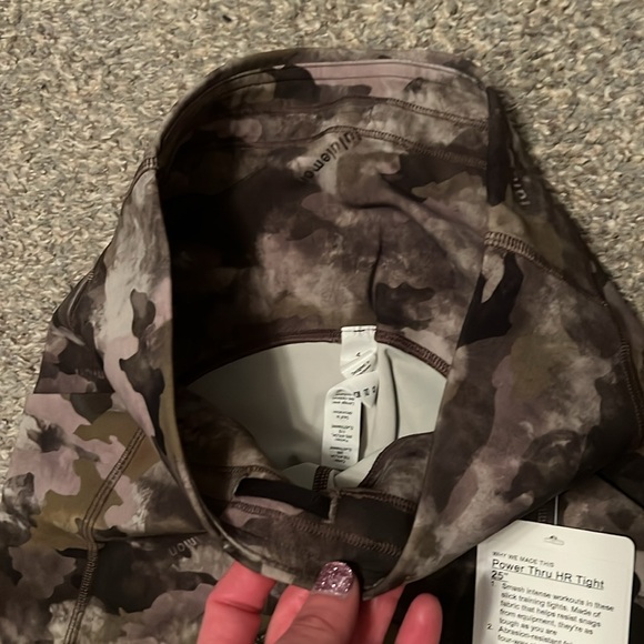 Lululemon power thru HR tight. 4 - Picture 4 of 7